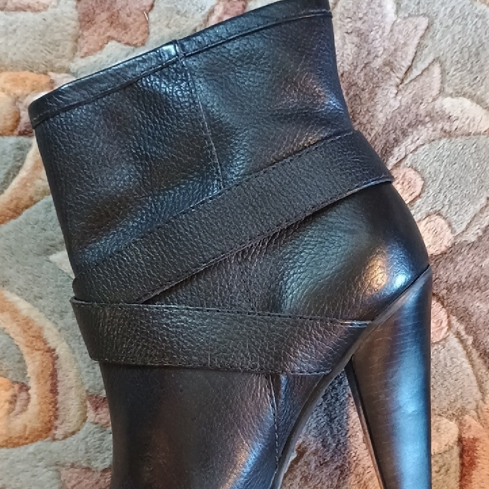 NWOT Black Leather Cynthia Vincent Ankle Boots with Dust Cover - Picture 13 of 15